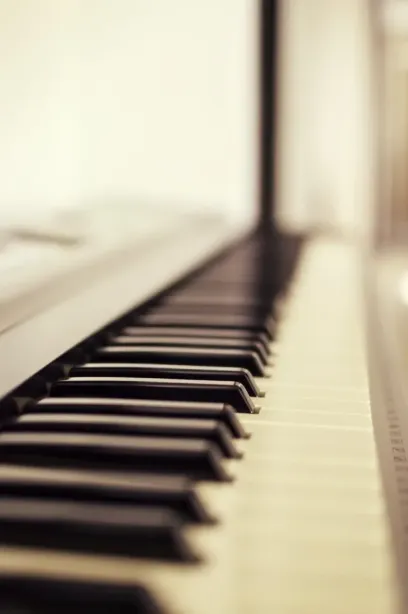 Piyano tuşlarının yakın plan görünümü, Telli Müzik Atölyesi çalgı eğitimi