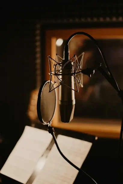 Mikrofon ve nota sehpası ile ses eğitimi stüdyo ortamı, Telli Müzik Atölyesi